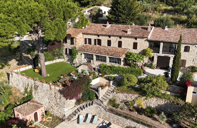 Wonderful mas provençal in Sanary sur mer with south-facing pool.