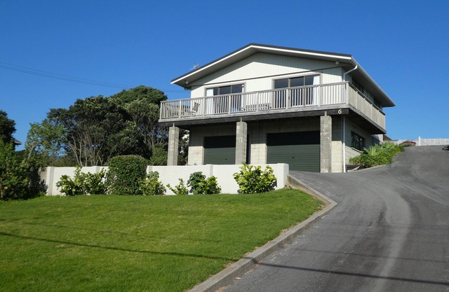 Wonderful ocean-view holiday house 1 back from beach
