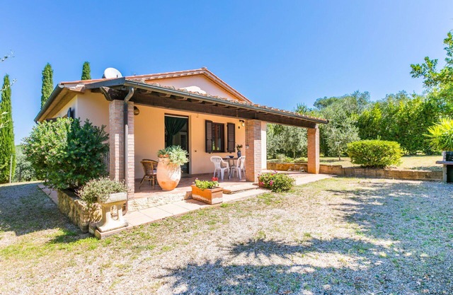 Wonderful private villa for 6 people with pool, terrace, pets allowed and parking