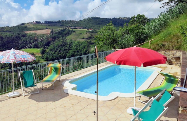 Wonderful private villa for 10 guests with private pool, A/C, patio, pets allowed and parking
