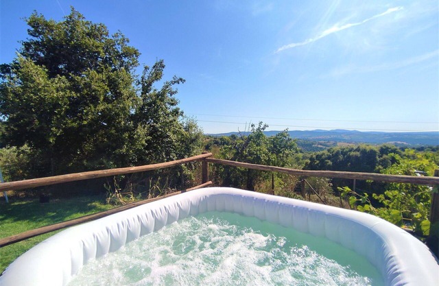 Wonderful private villa with WIFI, hot tub, TV, terrace, pets allowed and panoramic view