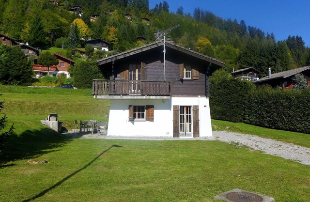 Wonderful private villa for 6 guests with WIFI, TV, patio, pets allowed, panoramic view and park.