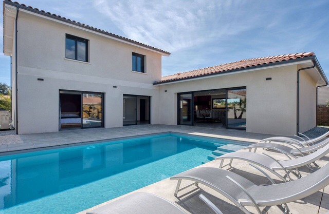 Wonderful private villa for 10 guests with WIFI, private pool, A/C, TV, terrace and pets allowed