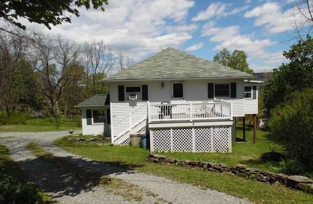 Wonderful Quiet neighborhood retreat in the Village of Watkins Glen