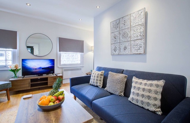 Wonderful Two Bedroom Apartment - 5 minutes walk to station!