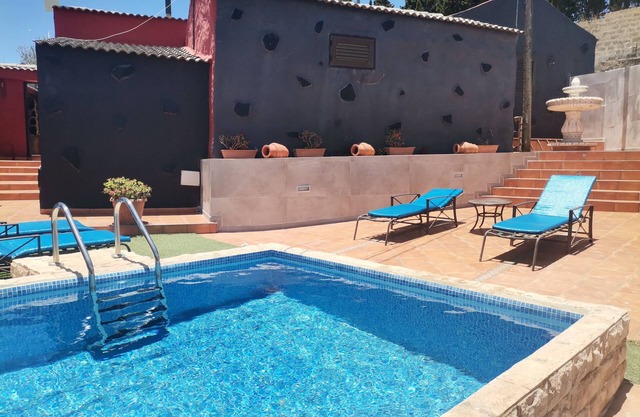 Wonderful typical Canarian house with outdoor pool and wifi in the mountains.