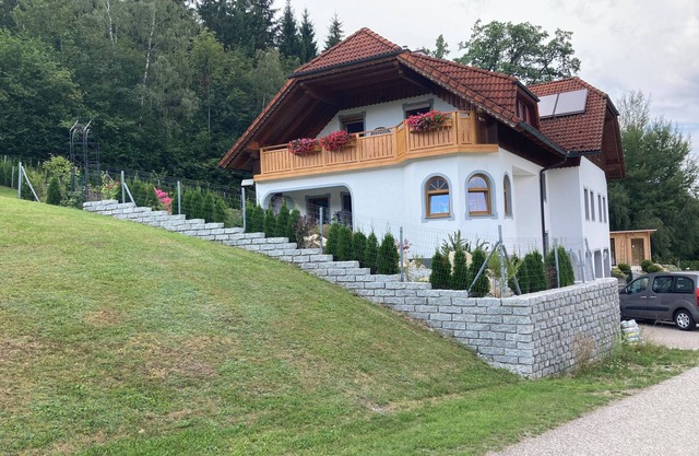 Wonderful vacation apartment in the Bohemian Forest/garden/barbecue hut for 6 to 10 pers