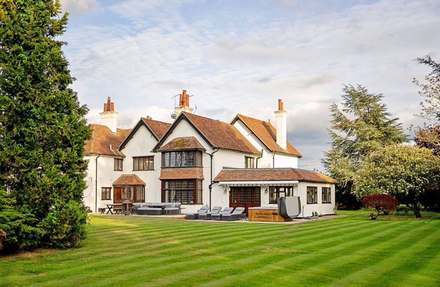 Wonderful villa for 16 guests with WIFI, hot tub, pets allowed and parking