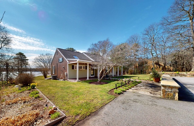 Wonderful waterfront getaway with furnished deck, pond access, kayaks & WiFi