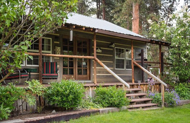 Wonderfully Unique Riverfront Cottage very close to Crater Lake National Park