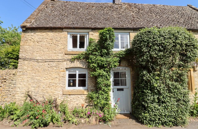 WOODBINE COTTAGE, family friendly, with open fire in Stow-On-The-Wold