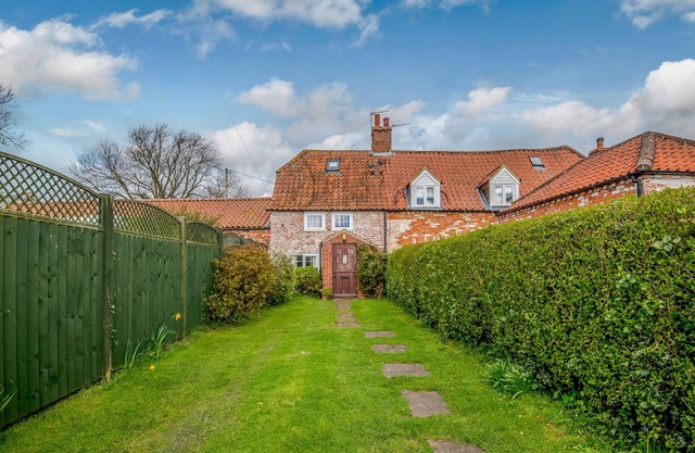 WOODBINE COTTAGE, pet friendly, with open fire in West Torrington