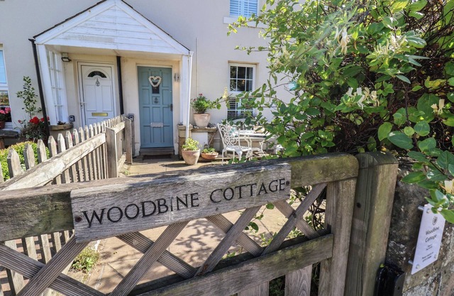 WOODBINE COTTAGE, pet friendly, character holiday cottage in Sandsend