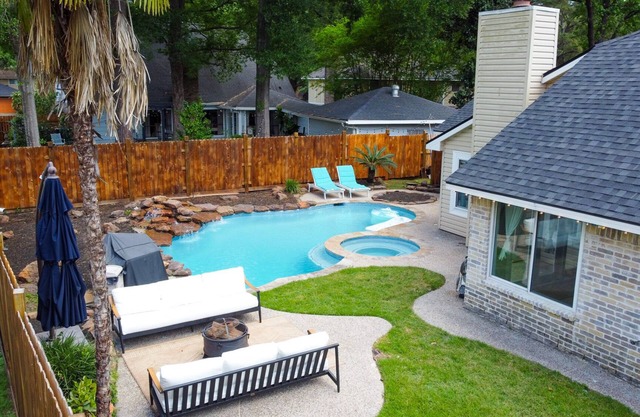 Woodbridge Bungalow - Near IAH 4BD 2BTH Spa