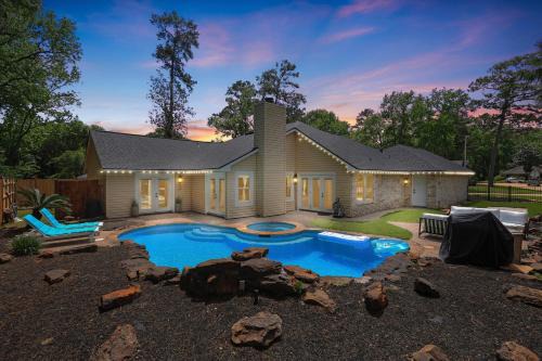 Woodbridge Bungalow - Private Villa Near IAH - Pool