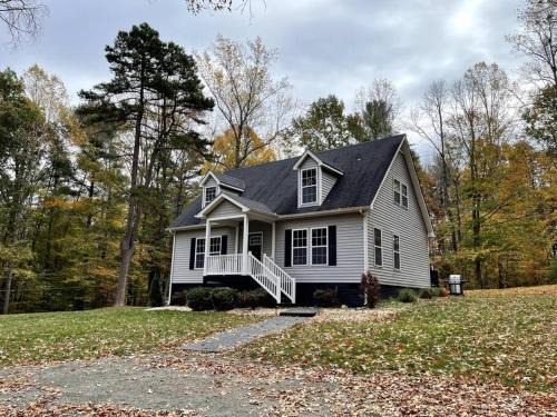 Wooded Escape Near UVA, Wineries & Skyline Dr