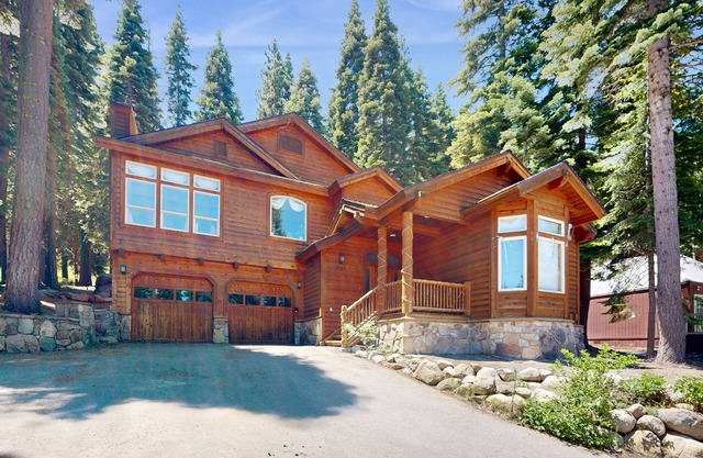 Wooded Luxury at Modern Tahoe Donner Retreat w/Private Deck in the Pines
