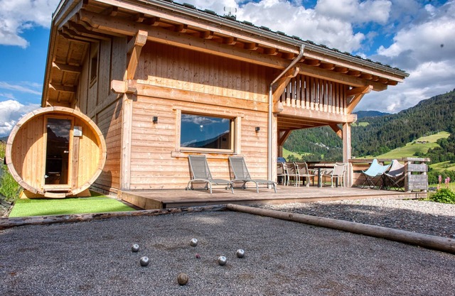 Wooden chalet, facing south, facing the ski slopes