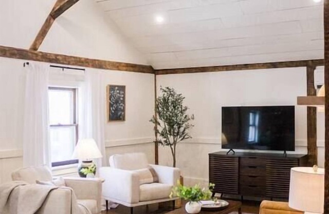 Woodhaven Hideaway: Cozy, luxe retreat; soaking tub
