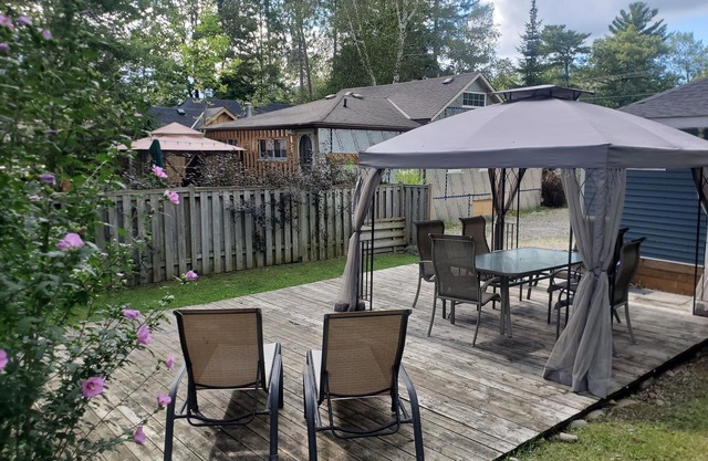 Woodland Beach Tiny/Wasaga Cottage 2 min to the beach