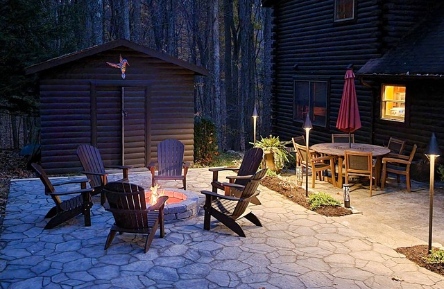 Woodland cabin with private hot tub, firepit & foosball table