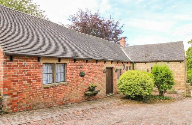 WOODLAND LODGE, pet friendly, with hot tub in South Wingfield