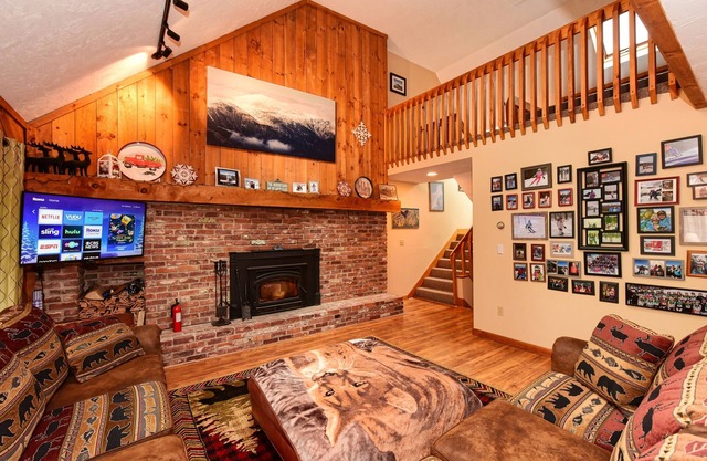 Woodland Pines Unit w/Association Pool & Tennis Court - Close to Story Land!
