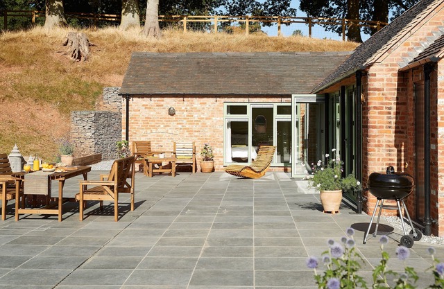 Woodland Retreat is the ideal romantic getaway. Surrounded by woodland and several walking routes an