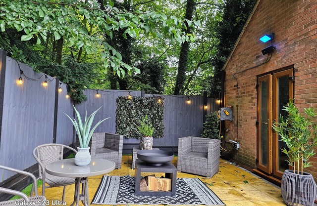 Woodland romantic hideaway - but only 15 mins to city centre!n