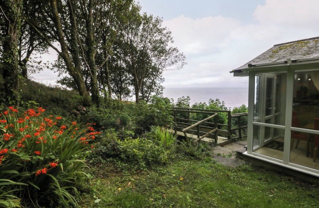 WOODLAND ROOST, family friendly, with a garden in Barmouth