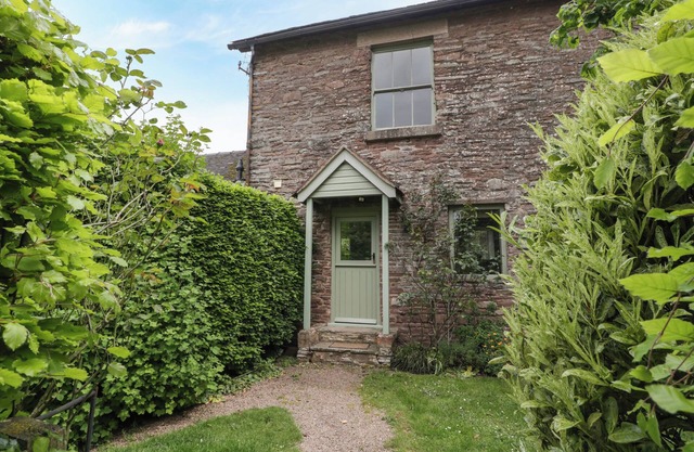 WOODLANDS COTTAGE, pet friendly, character holiday cottage in Docklow