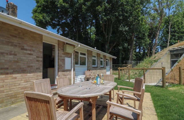 WOODLANDS COTTAGE, pet friendly, country holiday cottage in Ringstead