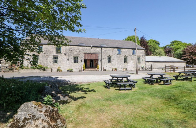 WOODLANDS, pet friendly, character holiday cottage in Buxton