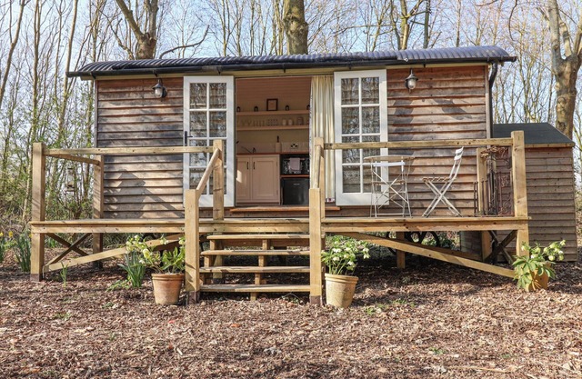 WOODLANDS RETREAT SHEPHERD'S HUT, pet friendly in Laxfield
