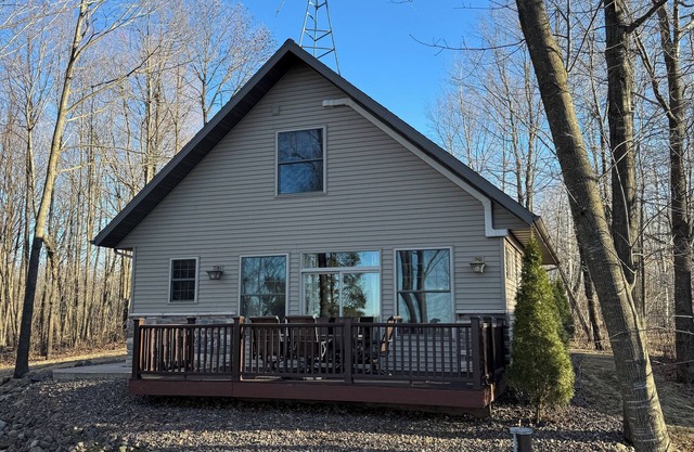 Woodlawn Lakeside Retreat - 2 BR Waterfront Cabin