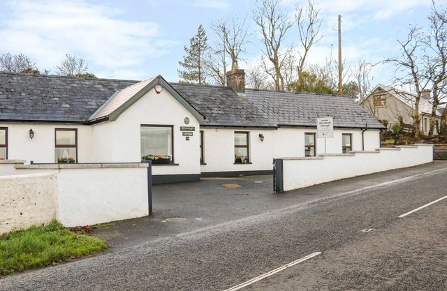 WOODLEIGH COTTAGE, country holiday cottage in Ballycastle