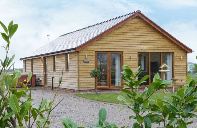 WOODMAN'S LODGE, family friendly, with hot tub in Nantwich
