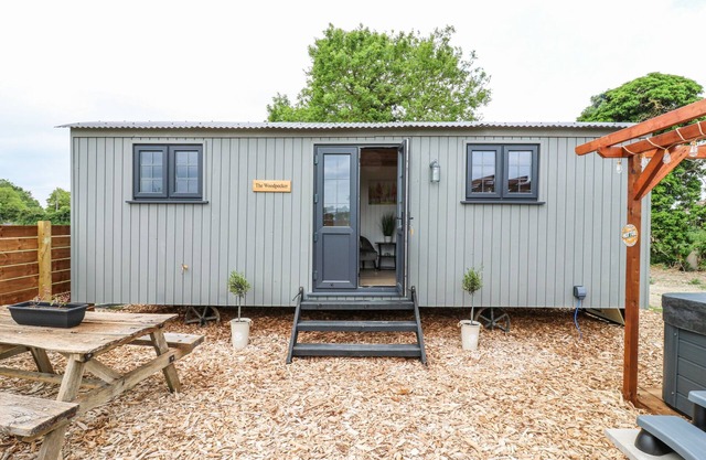WOODPECKER, pet friendly, character holiday cottage in Bottisham