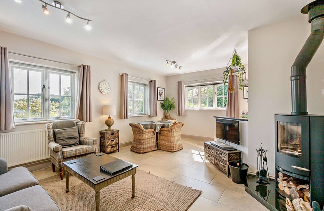 Woodpeckers Cottage - One bedroom luxurious and Contemporary rural retreat