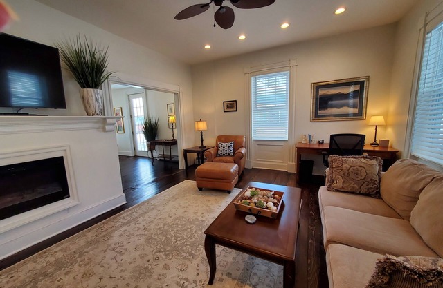Woods Hollow - Upscale renovated home, minutes to All-Star Village