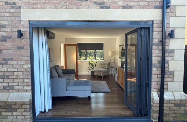WOODSIDE HOUSE, character holiday cottage, with a garden in Wheatley