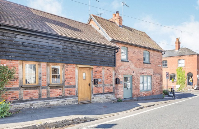 WOODSMITH BARN, romantic, character holiday cottage in Eardisland