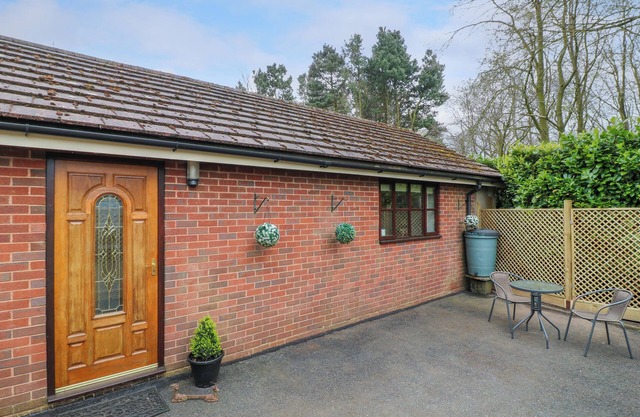 WOODSTOCK LODGE, pet friendly, with a garden in Hednesford