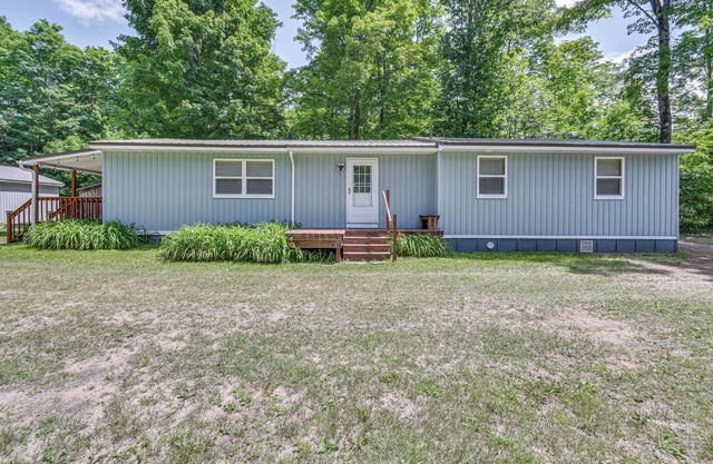 Woodsy 20-Acre Retreat w/Hot Tub in Mancelona