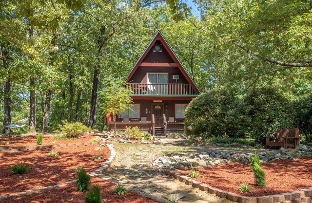 Woodsy cabin perfect for a couple or a group!