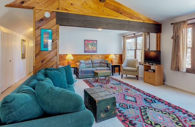Woodsy condo with hot tub & pool - great location near ski resorts