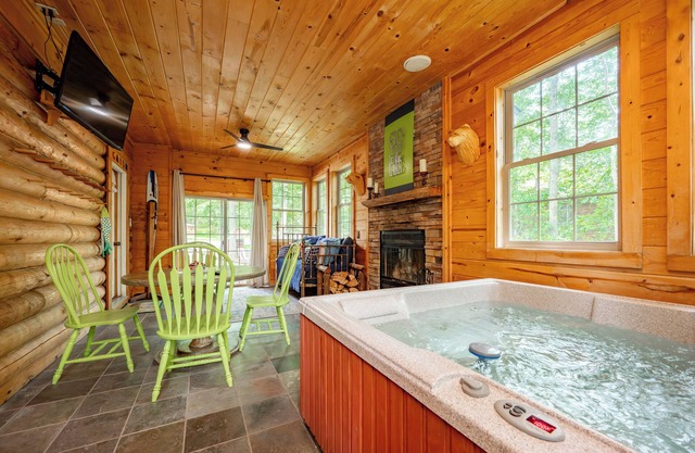Woodsy Dog Friendly Lodge w/Game Room & Grill