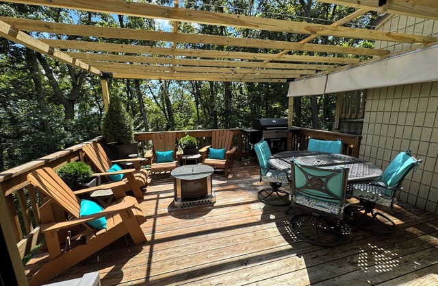Woolly Bull-Cozy Newly Redecorated 2-Story Townhouse. <0.3 Mile Walk to slopes!