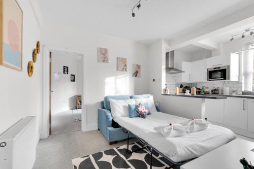 Work-from-Home 1 bed Sanctuary - 1-Min Walk to Chiswick Park Tube, a 20-Min Commute to Central London