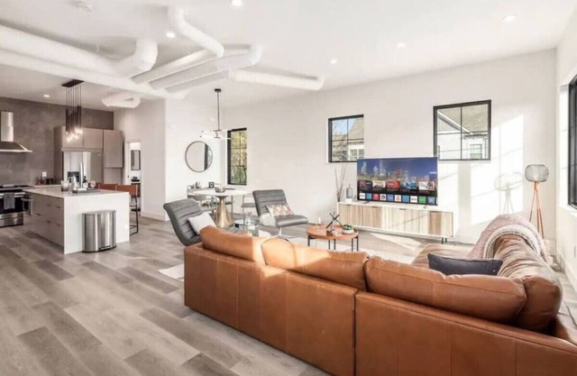 Work Of Art!-3 Bedroom Elegant Townhome-Columbus